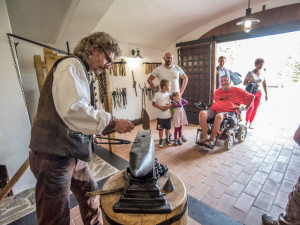 Obnovenou historickou kovárnu představily Holašovice u příležitosti dvacátého výročí zapsání obce na seznam památek Unesco.