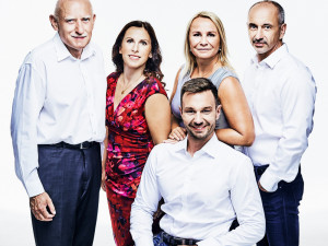 Martin Kuba, Lucie Kozlová, Dagmar Škodová Parmová, Jan Zahradník (vzadu zprava), vpředu je Zbyněk Sýkora.