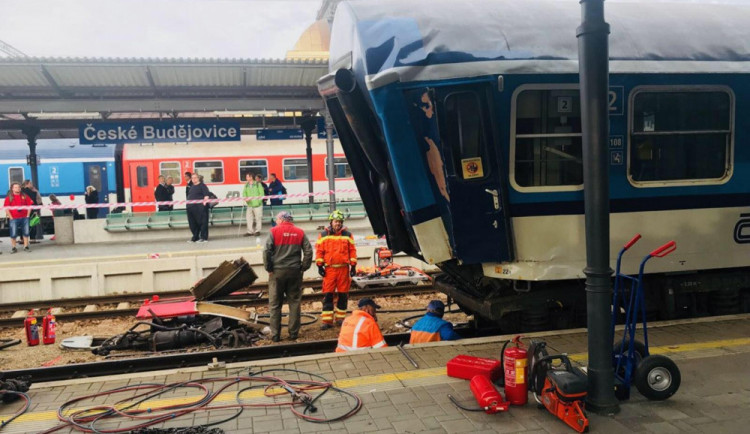 VIDEO: Na budějckém nádraží se předvečer Národního dne železnice srazila lokomotiva s vagony. Tři lidé se zranili