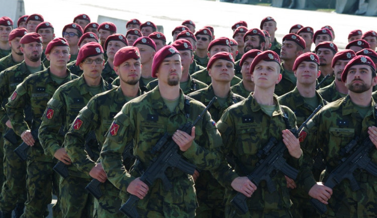 Příslušníci 4. brigády rychlého nasazení při nácviku slavnostní přehlídky.