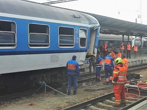 Na nádraží v Českých Budějovicích se srazila lokomotiva s odstavenými vagony.