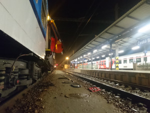 Na nádraží v Českých Budějovicích se srazila lokomotiva s odstavenými vagony.