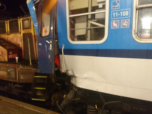 Na nádraží v Českých Budějovicích se srazila lokomotiva s odstavenými vagony.