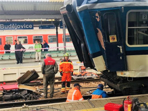 Na nádraží v Českých Budějovicích se srazila lokomotiva s odstavenými vagony.