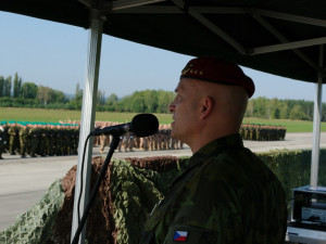 Plukovník Procházka při velení k nácviku na slavnostní přehlídky.