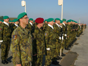 Příslušníci 15. ženijního pluku při nástupu.