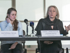 Kvůli projektu  UNES-CO v Českém Krumlově dostávala Kateřina Šedá (vlevo) vzkazy, že patří do plynu.