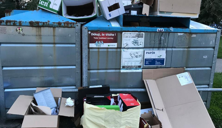 Nepořádek kolem kontejnerů na tříděný odpad je podle Budějčáků částečně i lidská lenost