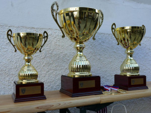 Poháry pro první tři místa.