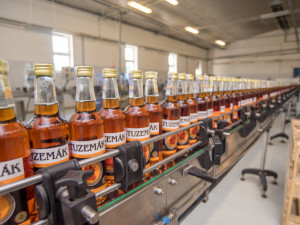 Naplněné lahve rumem.