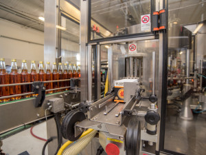 Naplněné lahve se připravují do kartonů.