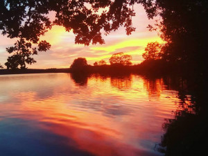 Nebe nad jihem Čech se zbarvilo do rudé