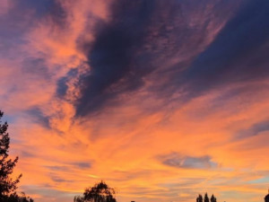 Nebe nad jihem Čech se zbarvilo do rudé