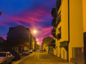 Nebe nad jihem Čech se zbarvilo do rudé