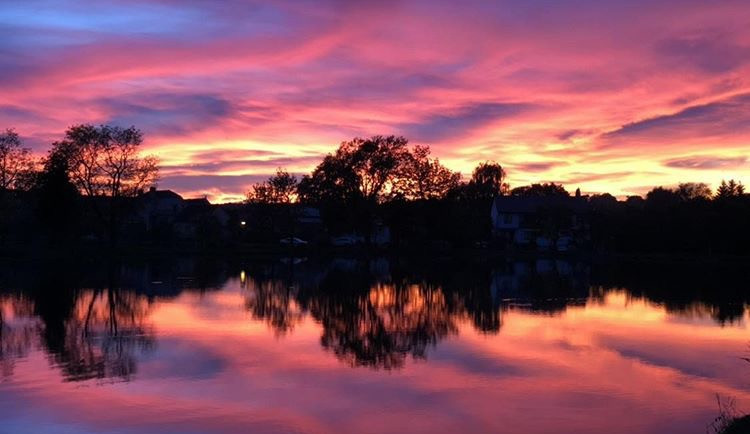 Nebe nad jihem Čech se zbarvilo do rudé