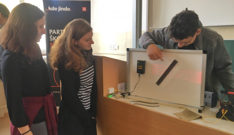 Díky vítězství v anketě o nejlepšího fyzikáře získala Alena Šedivá moderní vybavení pro třídu