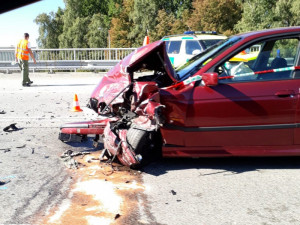 Na Dlouhé louce se srazila sanitka s osobákem. Nehoda komplikuje dopravu v celém městě