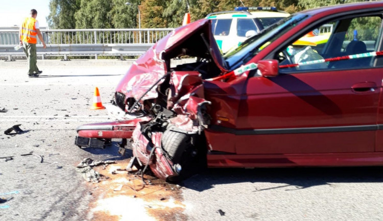 Na Dlouhé louce se srazila sanitka s osobákem. Nehoda komplikuje dopravu