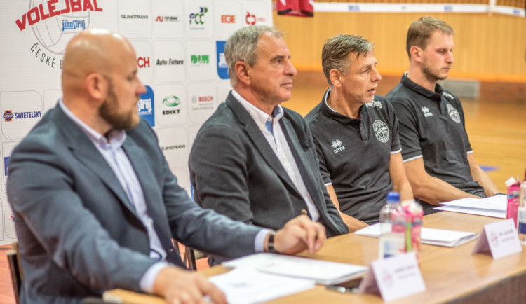 Vedení volejbalového klubu VK Jihostroj České Budějovice uspořádalo tradiční předsezonní tiskovou konferenci a odtajnilo cíle pro extraligovou sezonu. Zleva sedí: Robert Mifka, Jan Diviš, René Dvořák a kapitán Radek Mach.
