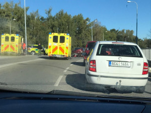 Na Dlouhé louce se srazila sanitka s osobákem. Nehoda komplikuje dopravu