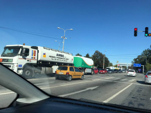 Na Dlouhé louce se srazila sanitka s osobákem. Nehoda komplikuje dopravu