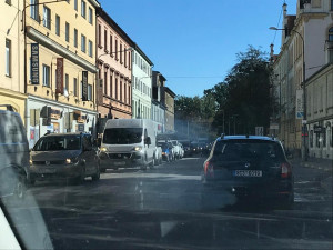 Na Dlouhé louce se srazila sanitka s osobákem. Nehoda komplikuje dopravu