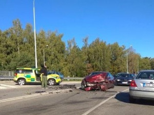 Na Dlouhé louce se srazila sanitka s osobákem. Nehoda komplikuje dopravu