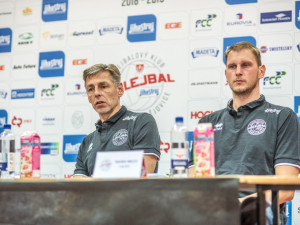 Vedení volejbalového klubu VK Jihostroj České Budějovice uspořádalo tradiční předsezonní tiskovou konferenci a odtajnilo cíle pro extraligovou sezonu. Vlavo je trenér René Dvořák a kapitán Radek Mach.