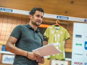 Vedení volejbalového klubu VK Jihostroj České Budějovice uspořádalo tradiční předsezonní tiskovou konferenci a odtajnilo cíle pro extraligovou sezonu. Na snímku je modoerátou Milan Džuba.