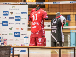 Vedení volejbalového klubu VK Jihostroj České Budějovice uspořádalo tradiční předsezonní tiskovou konferenci a odtajnilo cíle pro extraligovou sezonu. Představilo i dresy.