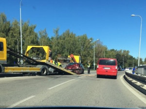 Na Dlouhé louce se srazila sanitka s osobákem. Nehoda komplikuje dopravu