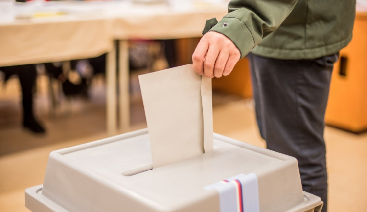 PŘEDVOLEBNÍ KORIDA: Lídři polických stran, hnutí a uskupení, proč by měl volič dát hlas právě vám?