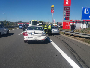 Táborští hasiči zasahovali u nehody tří aut na dálnici D3