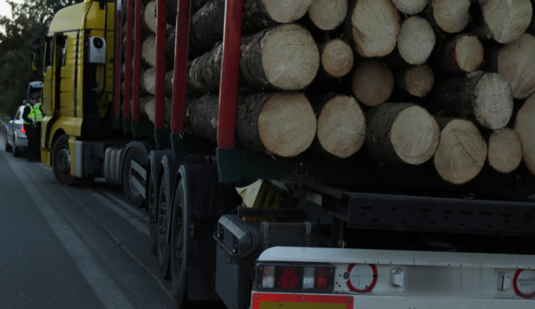 Řidič tahače s návěsem, který byl naložený, dřevem, nerespektoval dopravní značení a vjel na rozestavěný most a silnici a nadýchal 2,2 promile alkoholu.