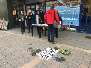 Na akci se zastavilo několik kolemjdoucích.