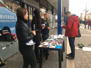 Na akci se zastavilo několik kolemjdoucích.