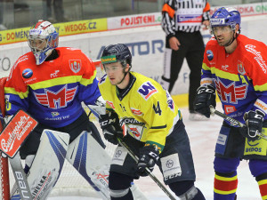 Lukáš Zukal hlídkuje před Kváčou, vpravo Vydarený