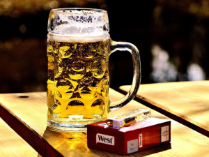 Podle průzkumu třetina Čechů kouří a tři čtvrtiny pijí alkohol. Víc jak polovina ale pravidelně sportuje