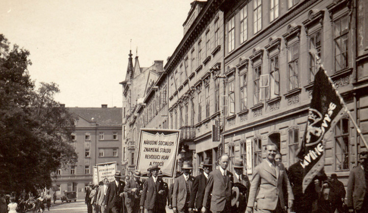 Třída Na sadech s průvodem kolem Besedy před rokem 1933.