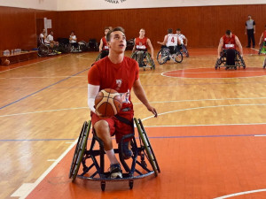 Basketbaloví Tigers na vozíku. Na snímku s míčem je Adam Šimonek.