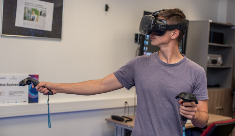Virtuální realita jako pomocník manažerů i léčba strachu z pavouků nebo výšek. Unikátní Virtual Lab najdete v tuzemsku jen na jednom místě