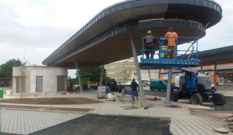 Práce na novém autobusovém nádraží ve Velešíně.