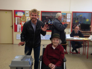 Pirát Lukáš Mareš byl volit se svojí třiadevadesátiletou babičkou.