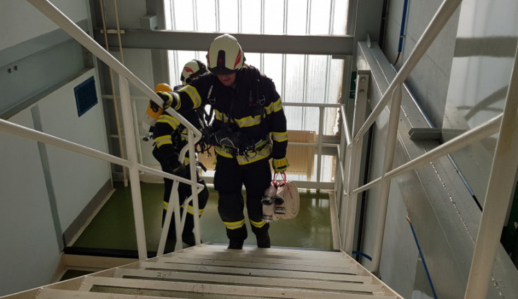 Temelínští hasiči musí i s patnáctikilovou výbavou zvládnout výběh do osmého patra do dvou minut