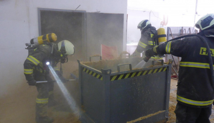 Hasiči likvidovali požár kotle.