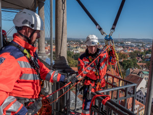 Záchranáři z věže transportovali zraněnou ležící osobu.