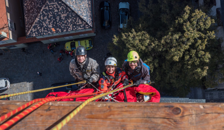 Záchranáři z věže transportovali zraněnou ležící osobu.