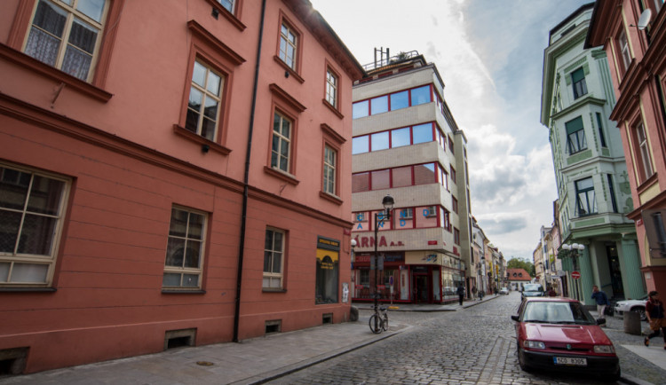 Budějcký Brouk a Babka funguje přes 83 let. Najdeme v něm obchod, bar i firmy