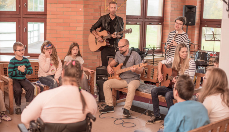 Hudební uskupení K.R.B na akci poctivě trénuje i s Pekařem.