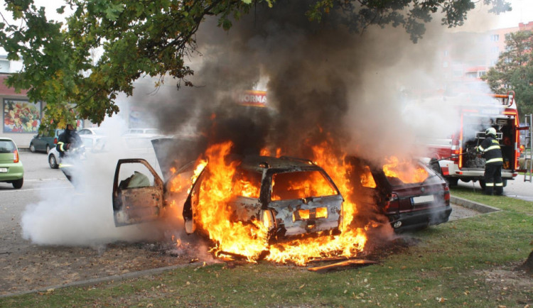Hasiči likvidovali požár dvou aut na budějckém sídlišti Máj